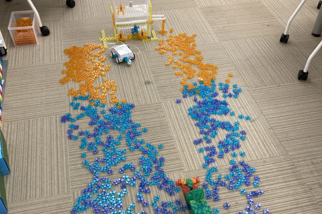 開発拠点でもある当教室では、KOOVブロックの数も豊富。自由な発想で、大規模な作品づくりにも挑戦できます。こちらの作品では、海と陸(魚市場)の世界をブロックで表現しました。【2023年10月撮影】