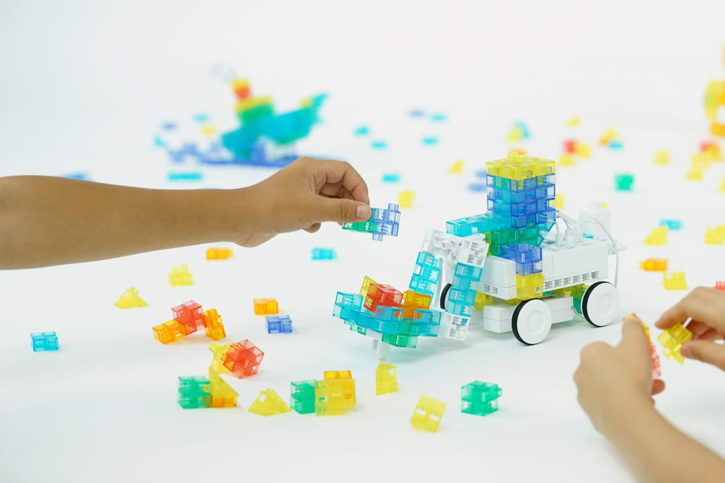 ソニー・グローバルエデュケーションのKOOV®（クーブ）