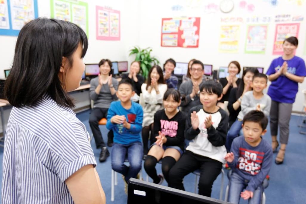 自分の作品の発表タイムです。聞いている生徒も積極的に発表者に注目するので先生が一方的に話をするのは最小限にしています