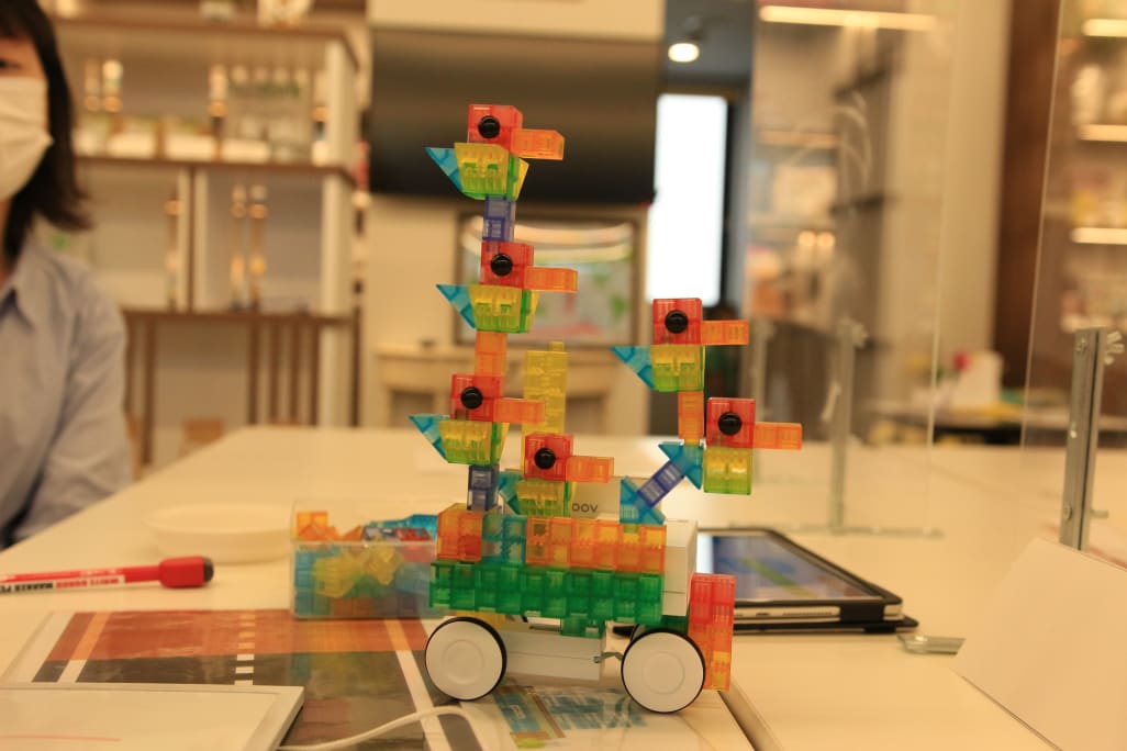 鳥の家族を載せた車ができました。ほほえましい作品ですね