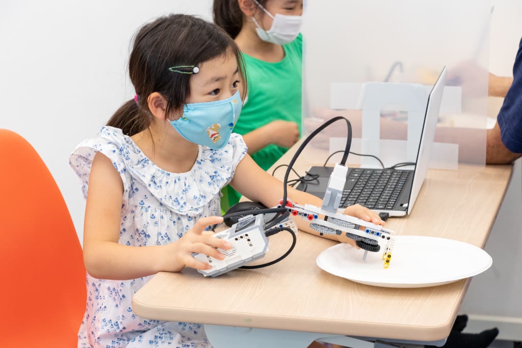 ロボットの動きをよく観察し、問題点を見つけます（撮影：2020年8月）