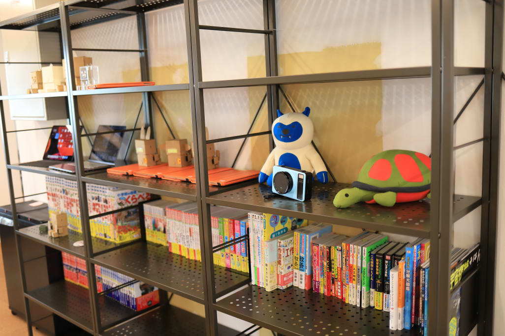 教室には子どもたちに人気の本が並ぶライブラリーコーナーもあります！