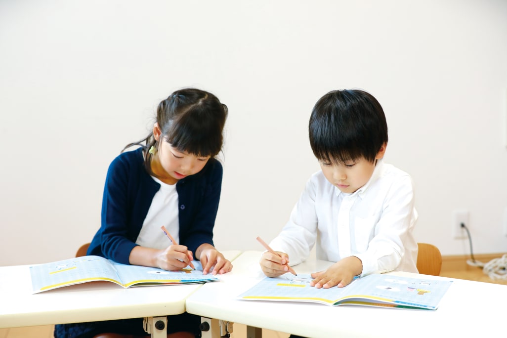 素早く、数多くのアイデアを引き出す力を鍛える取り組みです。さらに、子供の発想を広げる「ダ・ヴィンチ・マップ」を使い、アイデアをまとめる力も育てます。