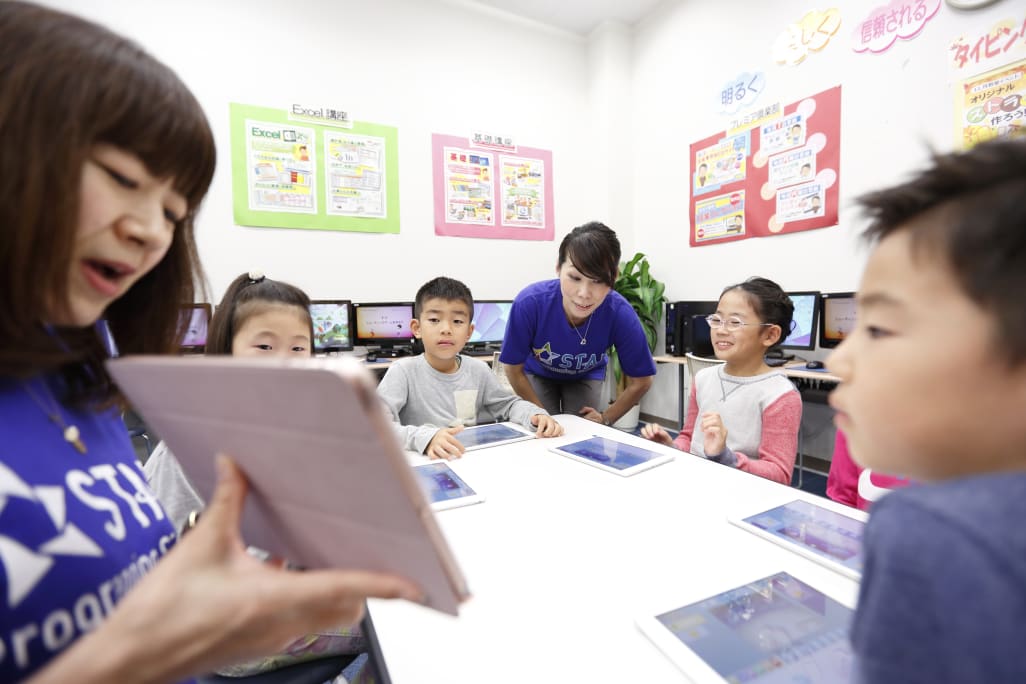 説明する講師とフォローする講師の役割分担でついていけない生徒をなくします