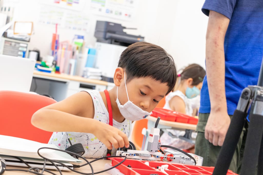 テーマに合わせたロボットを組み立て、基本的なプログラムを学びます（撮影：2020年8月）