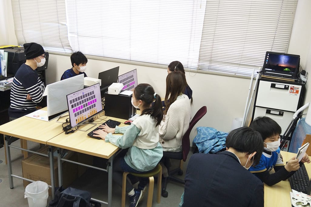 お子様1～2名に対して先生1名の超少人数制。