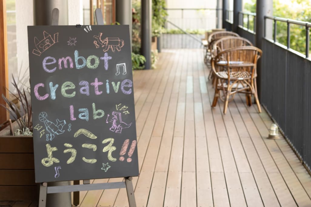 教室の入り口の黒板が目印です