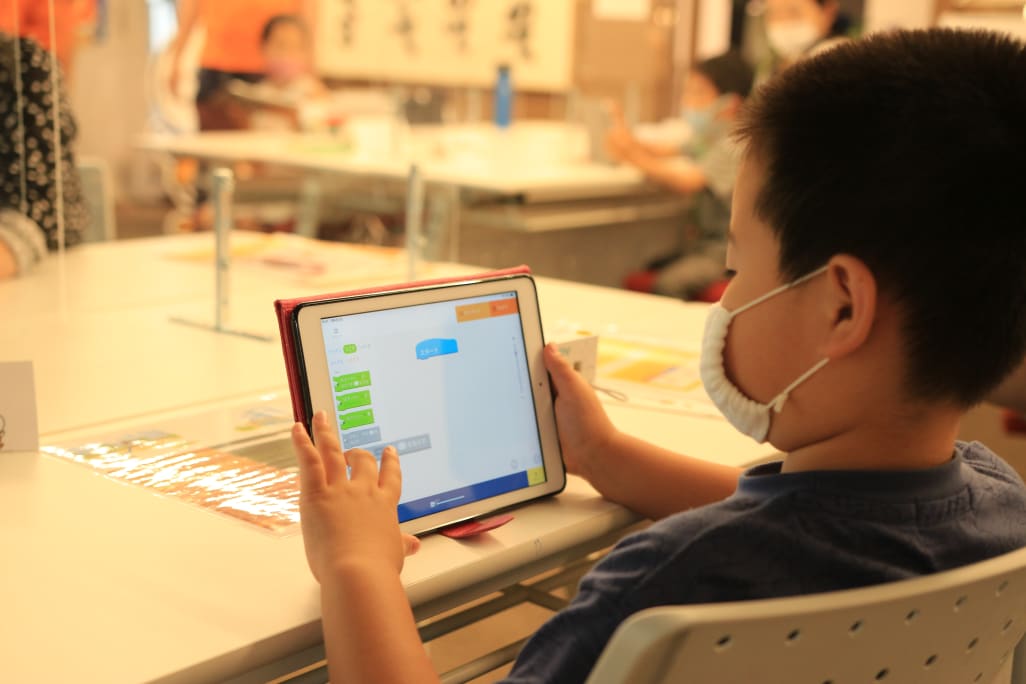 ipadを触る様子も様になってきています。