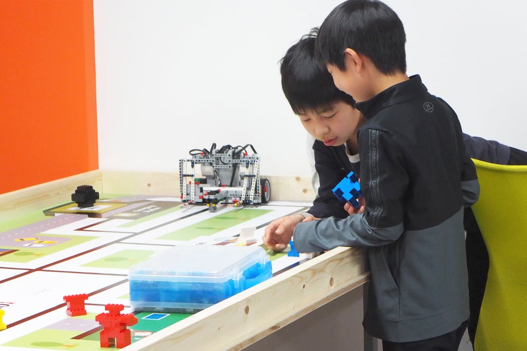 チームを組んで大会に向けてミーティング