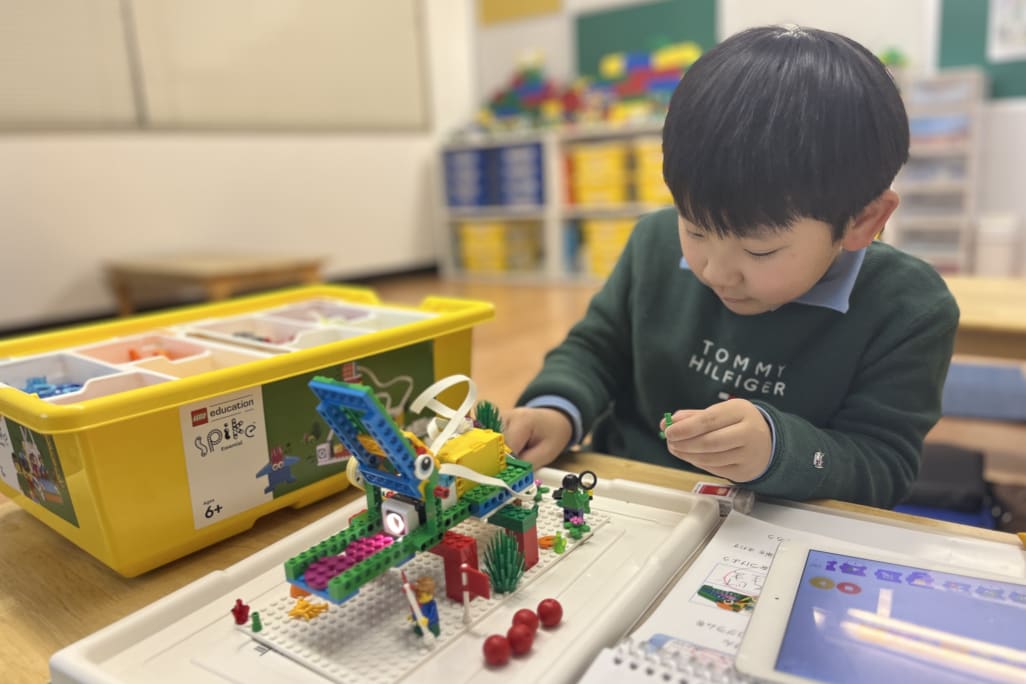 Kicksスタンダードコース（小学1年生）の授業の様子。ハード（原理・原則）、ソフト（論理的思考）、プレゼンテーション（表現力・創造）の3つを柱として学びます。