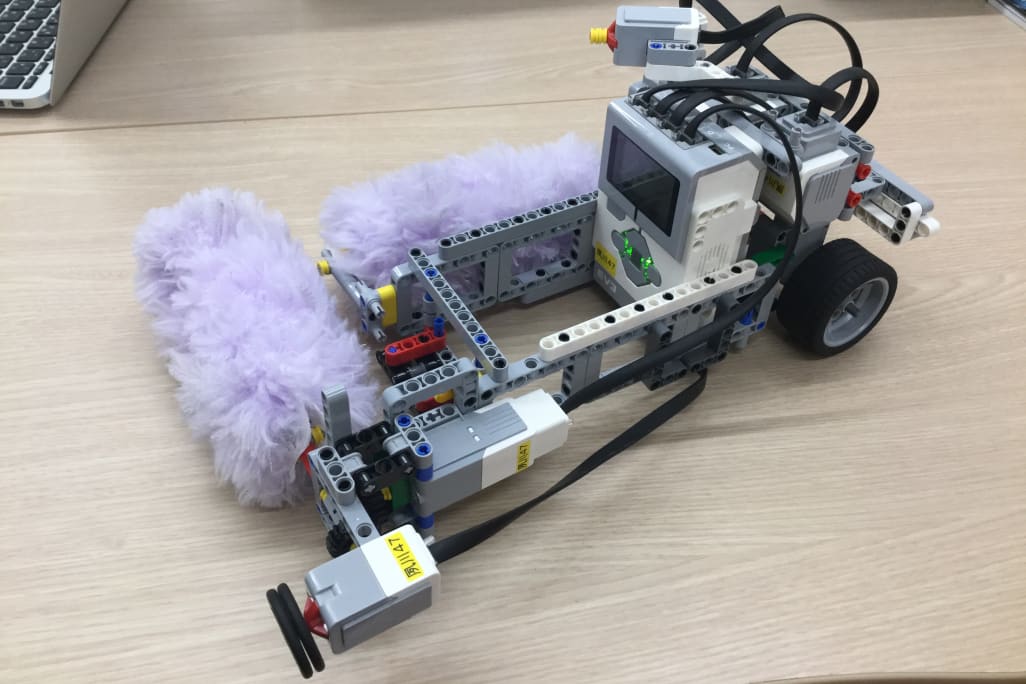 生徒による自由制作（お掃除ロボット）