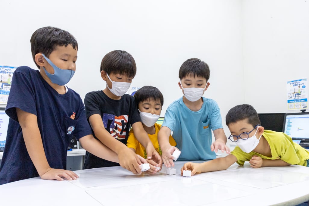 Scratchコースのグループ学習ではみんなでアイデアを出し合います。