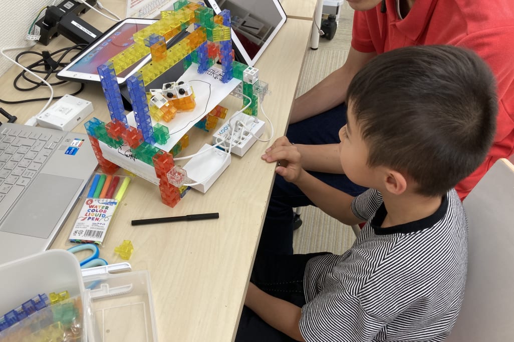 低学年向けコースではレシピ通りに進めるだけではなく、自らの工夫を考える時間も。パーツを加えて豪華にしたり、動きを足したり。アレンジを通して発想力・創造性を鍛えます。【2023年6月撮影】