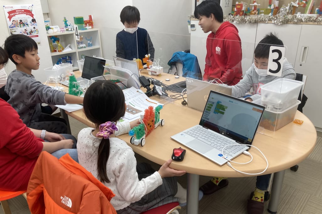 授業の一コマ。指導者はあくまでも教えるのではなく、子どもたちそれぞれの希望や進捗に沿って質問したり相談に乗ったりすることで引き出す役割があります。【2023年12月撮影】