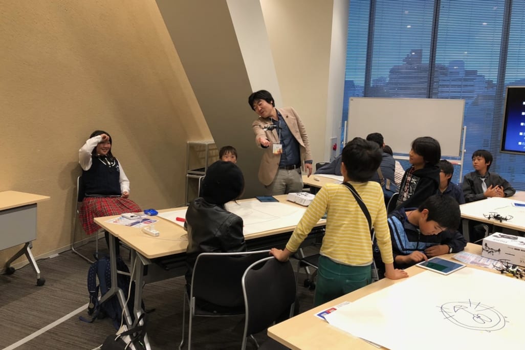 ドローンをTAKEOFFしている風景