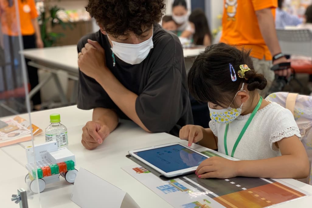 大好きなパパの前で「自分でやってみる！」七田式だから、自信と得意を増やしていけます。