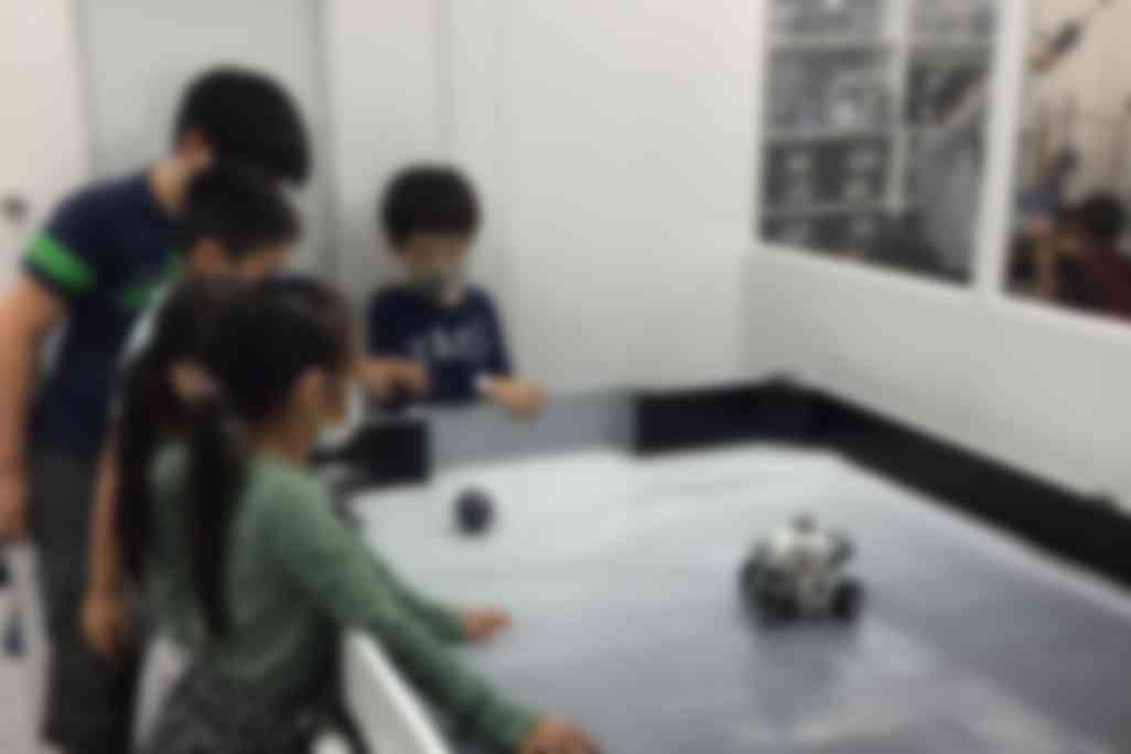 豊洲校は、ロボットを学ぶ部活がある中学校や、工業大学の近くにある為、理系の学びへの意欲が高い生徒が多く、楽しみながらもロボット製作とプログラミングに真剣に取り組んでいます。
