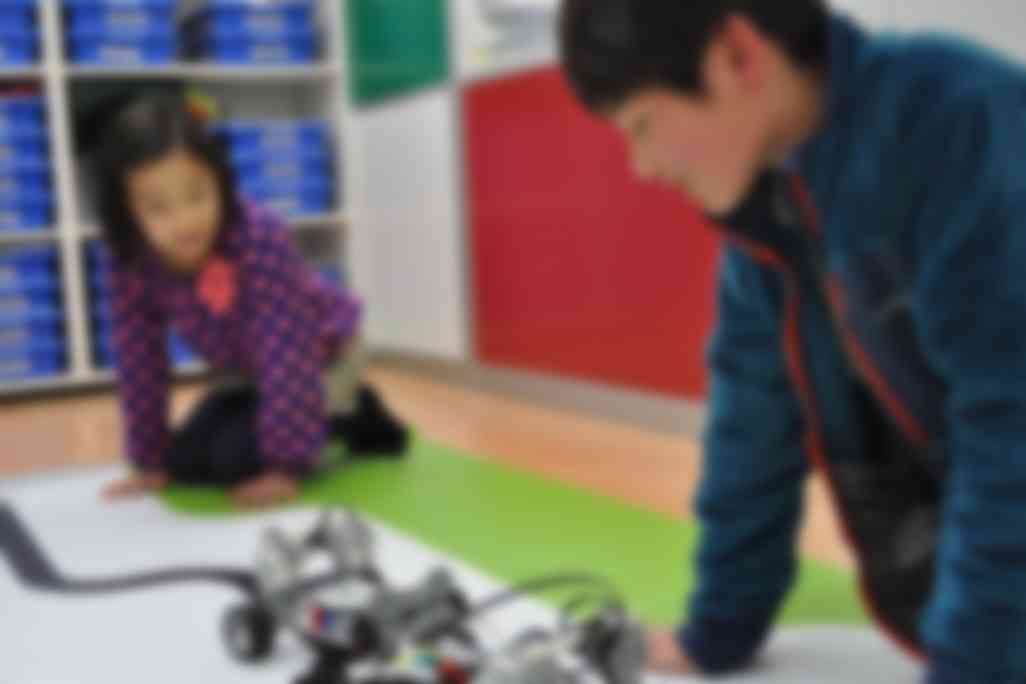 調布校は、お兄さんたちの作ったロボットを見て「すごい！」と感動したり、お兄さんたちも年下の自由な考え方に触れて自分のロボットに活かしたり、まわりの友達といっしょに成長できるのが調布校の魅力です！