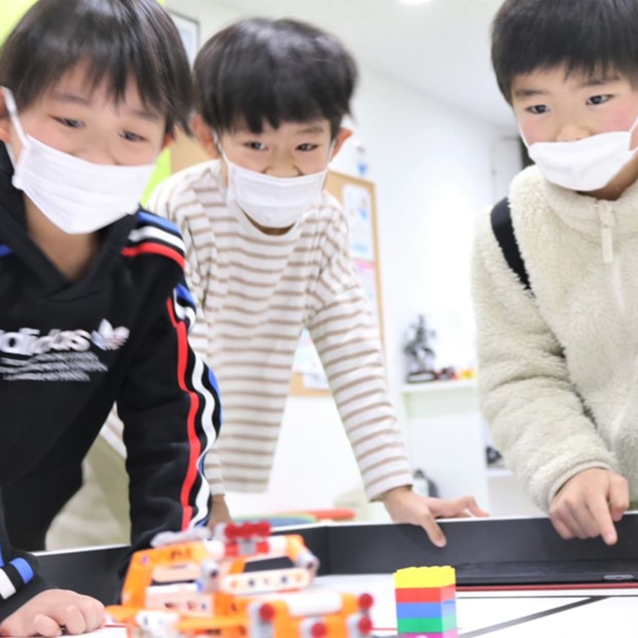 子どもが教室で遊んでる