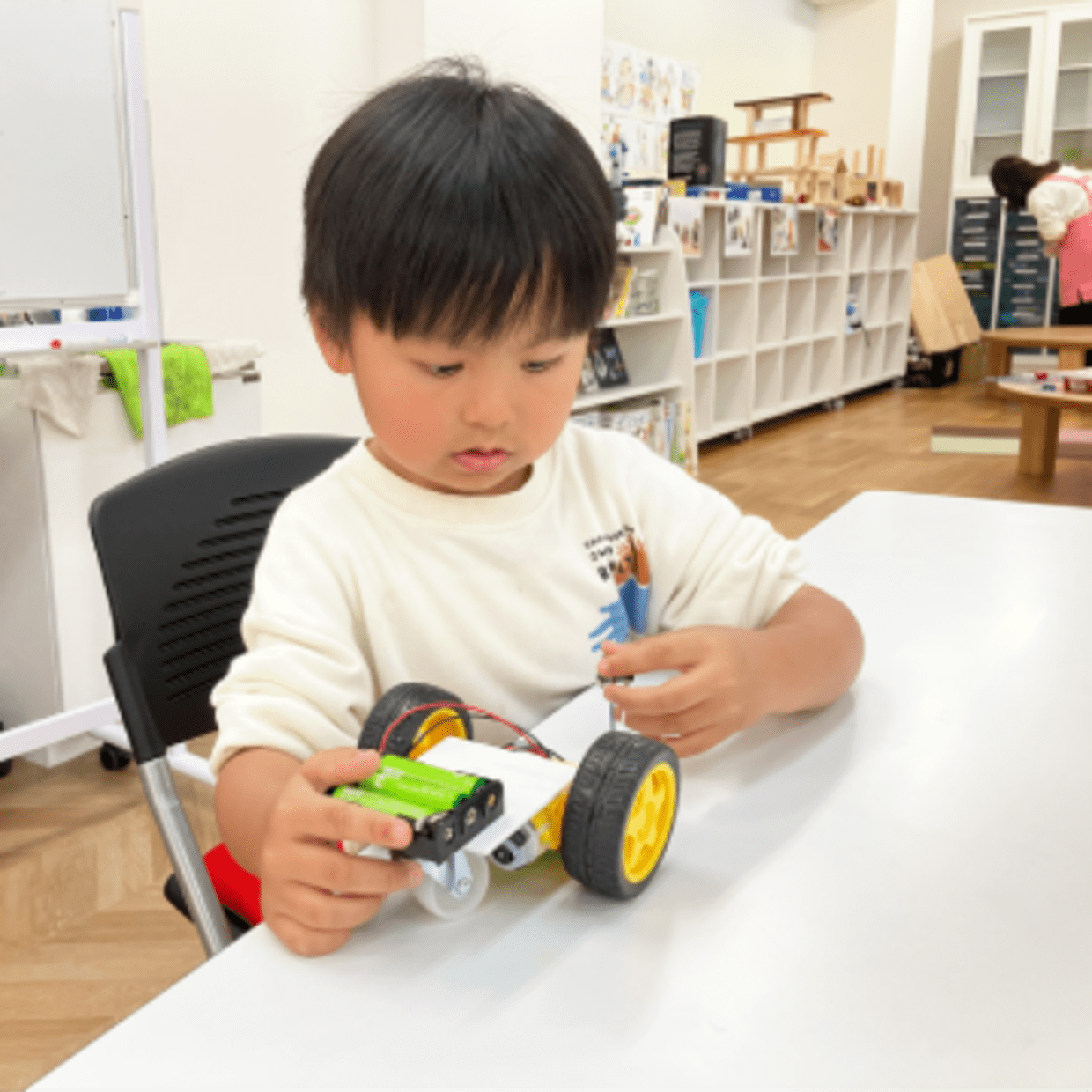 お子さまが、自ら“やってみたい”と思えることが大切。そこで子どもに人気の車型ロボットをご用意。