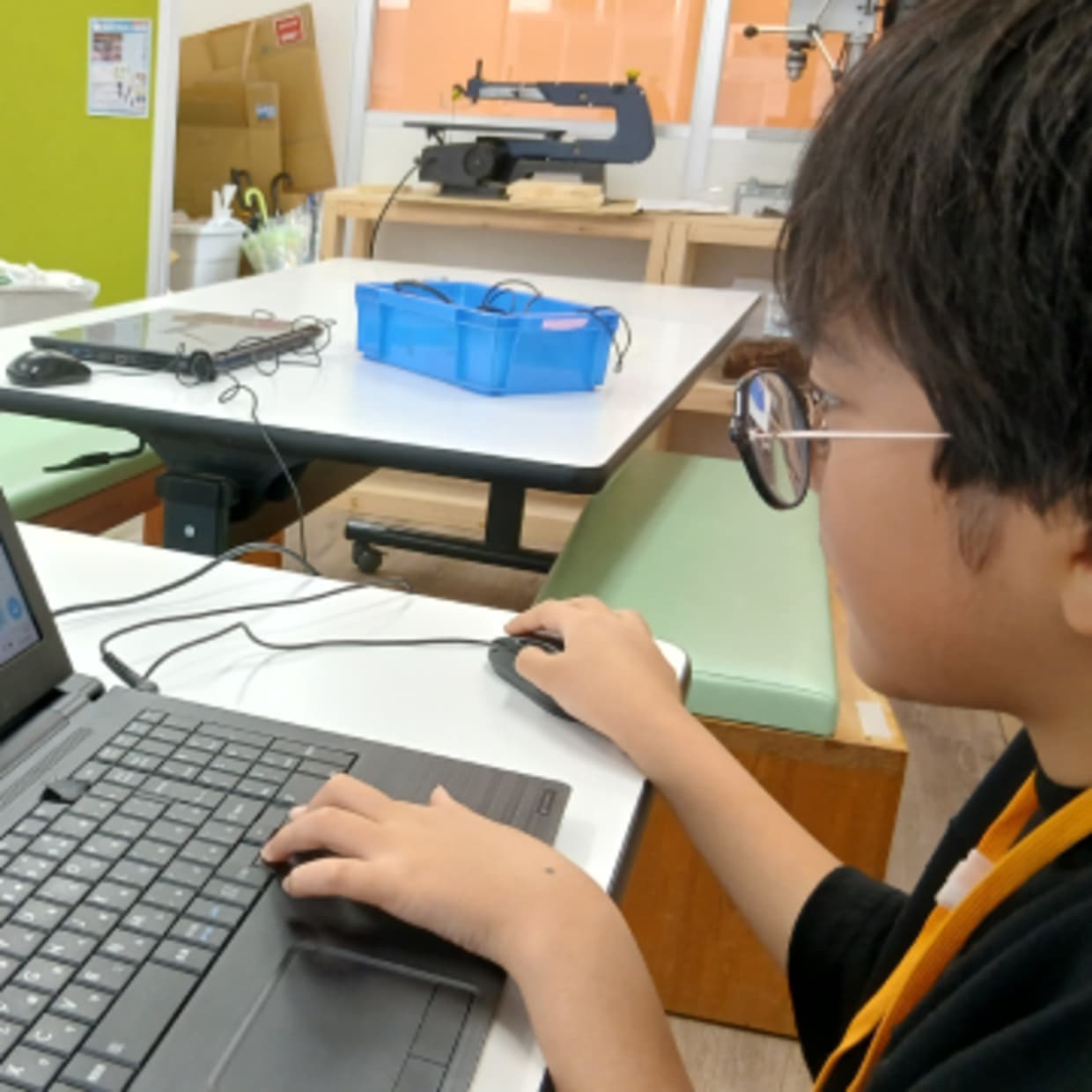 パソコンやマウスなどはすべて教室にありますので必要ありません。利用料、レンタル料等は一切かかりません。