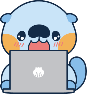 パソコンを触りながら目を輝かせているテッコ