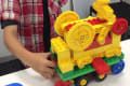 教育用レゴを組み立てながら滑車や車輪などの動きの仕組みを学びます