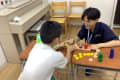 並べ替えの授業の様子です。イメージがつきやすいように教室にあった玩具を使って考えています。