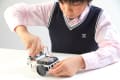 ロボットを組み立てる子ども