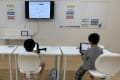 当校教室でのレッスンを行っている写真です。 広い机で落ち着いて学ぶことができます。 生徒同士でコミュニケーションを取りながら楽しく学んでいます。