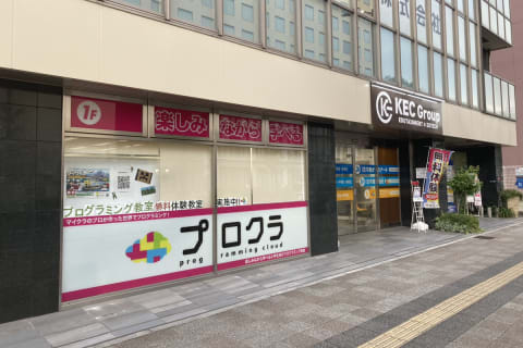 近鉄八木駅から徒歩2分のところにあります。