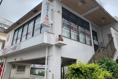 球陽ストリート沿い、ファミリーマートさんの向かいです