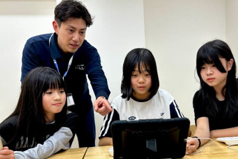 3人のお子様に対してコーチが1名のクラスレッスンです。