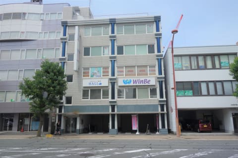 手前の道路が石田街道、写真左側が静岡駅方面です。ビル3階に当教室がございます。