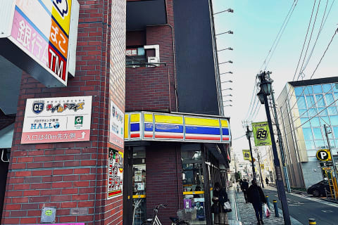 地下鉄南北線　長町駅　北出口　出てすぐ左手のミニストップが一階に入っているビルです。