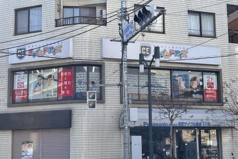 交差点角の2階、「チャイルド・アイズ」の中にプログラミング教育HALLOが併設されております。