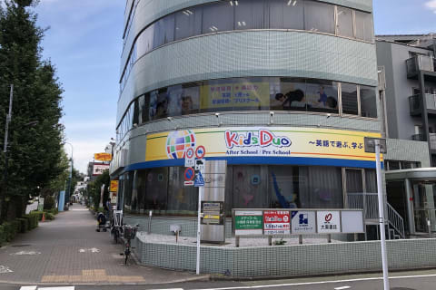 三田線の西台駅からまっすぐ歩いて徒歩6分のエムズスクエアビル2FにKids Duo西台があります