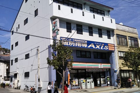 個別指導Axis 尾道校です。JR尾道駅南口より徒歩10分