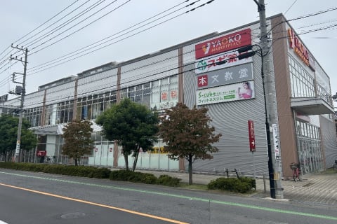 東武アーバンパークライン岩槻駅西口を出て、ロータリーの先に在るヤオコー岩槻西町店2階文教堂岩槻店の中に教室が御座います。