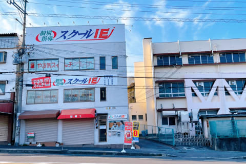 和泉市立信太小学校のすぐ東隣りのスクールIEの建物です。受付は２階になります。