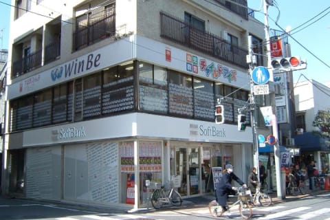 一階がSoftBankのビルの２階となっております。