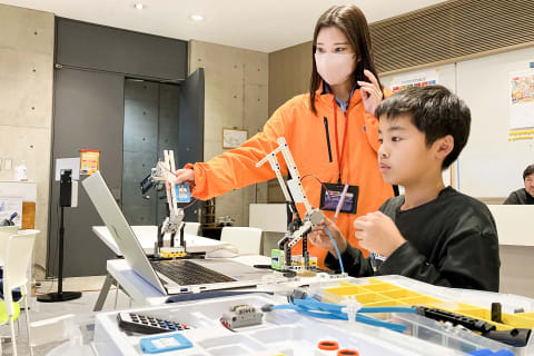 自分で組み立てて、自分で動かす。少人数制だからできる丁寧なサポートでしっかりチカラを身につけよう！