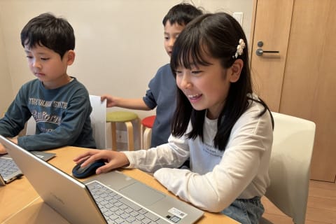 LeLu Kids授業風景、先生１人に５人までの少人数制個別指導です！