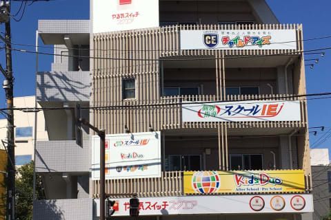 港南橋交差点 角、ファミリーマートの向かいです。