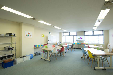 【プログラボ千里中央】北急千里中央駅 すぐ、大阪モノレール千里中央駅 徒歩6分ですので、 便利に、安全に通っていただけます。 生徒のみなさんは、豊中市、吹田市、箕面市を中心に幅広く在籍しています。