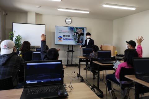 体験会の様子。来てくれた子どもたちも積極的に発言してくれてる！