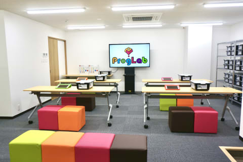 【プログラボ千早】JR鹿児島本線・西鉄貝塚線　千早駅から徒歩6分ですので、便利に、安全に通っていただけます。送迎用駐車スペースもご用意しております。