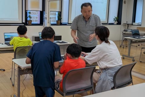 体験会でお母さまに説明しています。