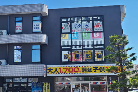 マクドナルドさん向かいのビルの3階です