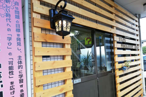 カフェのような雰囲気でお出迎え